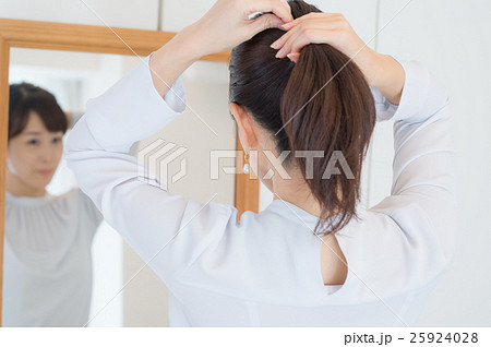 身支度をする女性 身支度をする女性 25924028