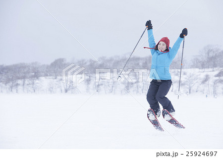 スノーシューをする女性 スノーシューをする女性 25924697