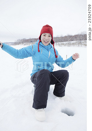 ワカサギ釣り＿女性 25924709