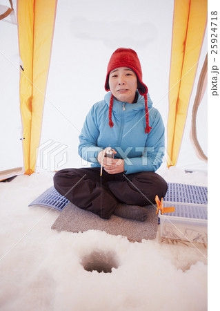 ワカサギ釣り_女性 ワカサギ釣り_女性 25924718