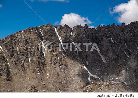 Khardung la pass view in Leh, India. 25924995
