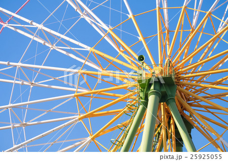 Ferris wheel with blue sky in amusement park Ferris wheel with blue sky in amusement park 25925055