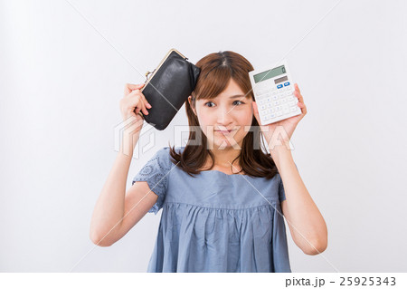 財布と電卓を持つ女性 財布と電卓を持つ女性 25925343