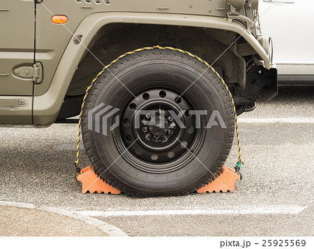 自動車と輪留め 自動車と輪留め 25925569