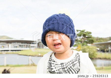 泣いている男の子 泣いている男の子 25926313
