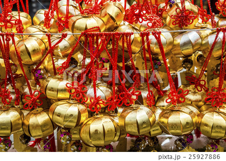 霊廟に結ばれた沢山の金の鈴飾りの写真素材