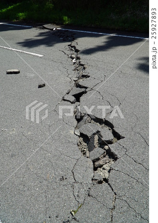 2016年4月の熊本地震で裂けた南阿蘇村の道路 16日の本震から4日後の20日に撮影 2016年4月の熊本地震で裂けた南阿蘇村の道路 16日の本震から4日後の20日に撮影 25927893