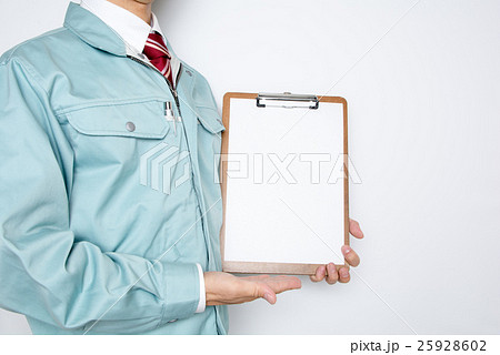 作業着でバインダーを持つ男性 25928602