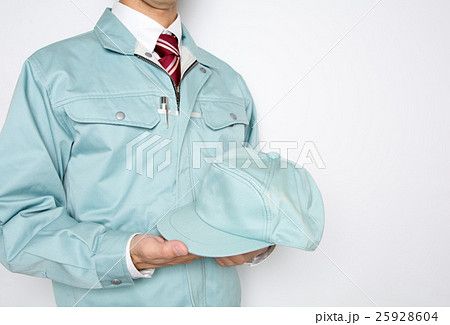 作業帽子を持つ男性 25928604