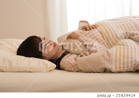 眠る女性 眠る女性 25929414