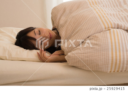 眠る女性 25929415
