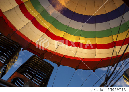 Filling the hot air balloon 25929758