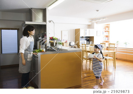 家族 親子 家事 子供 女性 育児 料理 子育て キッチン 台所の写真素材