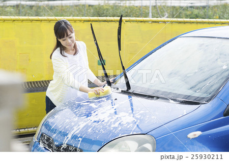 洗車する女性 25930211