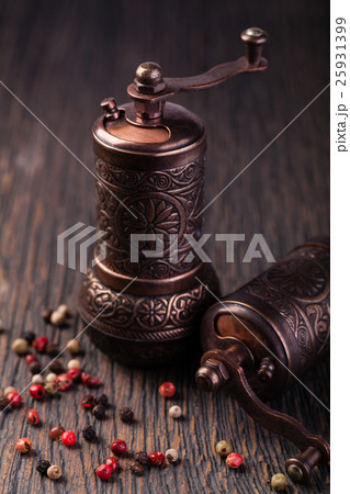 pepper grinders 25931399