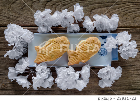 Taiyaki cakes on wood background Taiyaki cakes on wood background 25931722