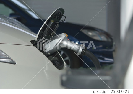 EV、電気自動車の充電イメージ 25932427
