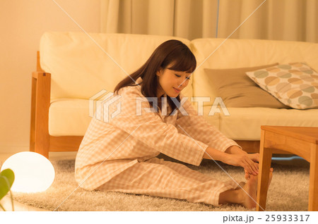 夜の部屋でストレッチをする女性 夜の部屋でストレッチをする女性 25933317