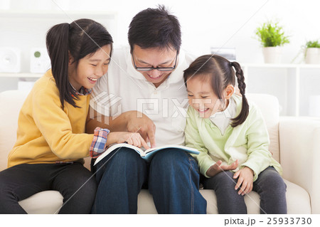 father read the book to children 25933730