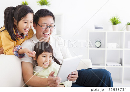 happy father using tablet pc with little girls 25933734
