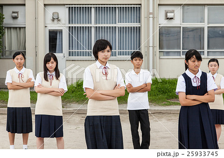 グランドで腕組みする中学校の生徒たち 25933745