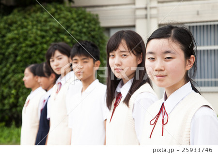 グランドに並ぶ中学校の生徒たち 25933746