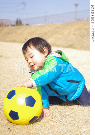 ボールで遊ぶ子ども 25933824
