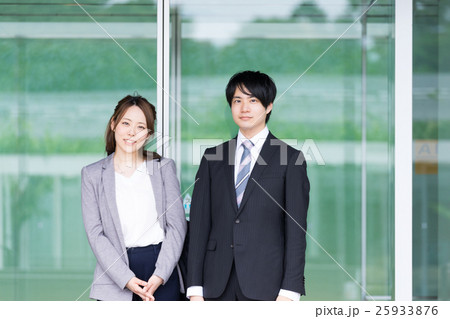 自動ドアの前に立つ男女（ビジネス・共働き・夫婦・同僚） 25933876