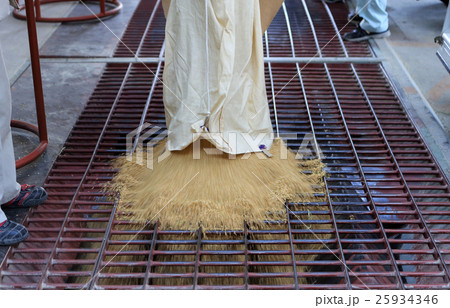 カントリーエレベーターの荷受けホッパーに収穫した籾を投入する カントリーエレベーターの荷受けホッパーに収穫した籾を投入する 25934346