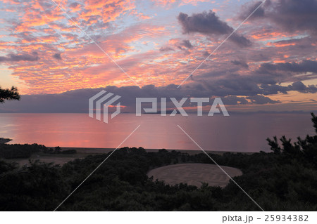 香川県観音寺市琴弾公園の夕焼け。「銭形砂絵」と「伊吹島」 香川県観音寺市琴弾公園の夕焼け。「銭形砂絵」と「伊吹島」 25934382