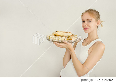 woman with shawarma 25934762