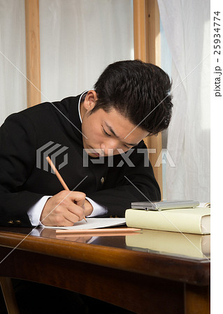 勉強している男子高校生の写真素材