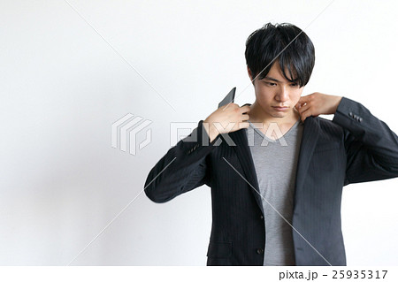 ジャケットを羽織る男性の写真素材