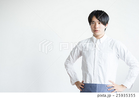 腰に手を当てる飲食店の男性（カフェ・従業員・爽やか） 25935355