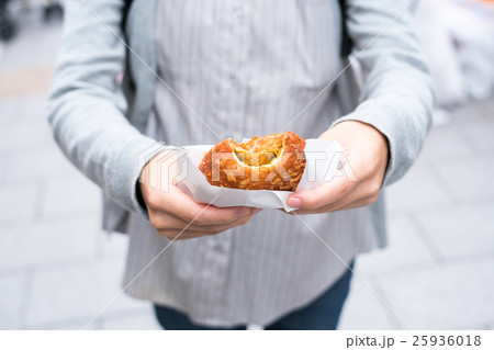 カレーパンを持つ女性 カレーパンを持つ女性 25936018