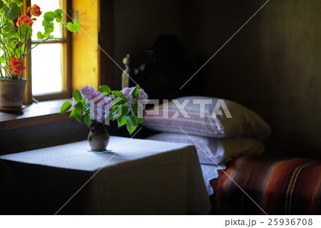 Vase of flowers in the bedroom of an old house Vase of flowers in the bedroom of an old house 25936708