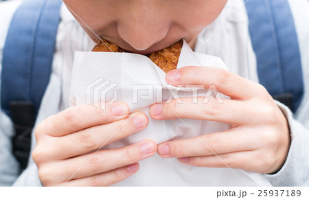 カレーパンを食べる女性 カレーパンを食べる女性 25937189
