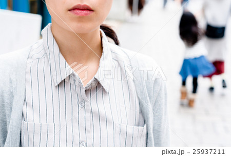街にいる女性 街にいる女性 25937211