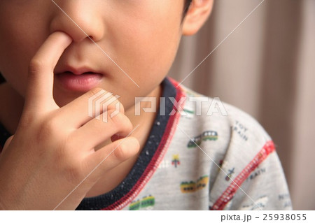 鼻をほじる子供 25938055