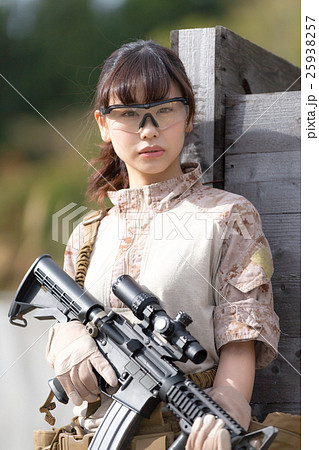 サバイバルゲーム ミリタリー 女性 イメージ サバイバルゲーム ミリタリー 女性 イメージ 25938257