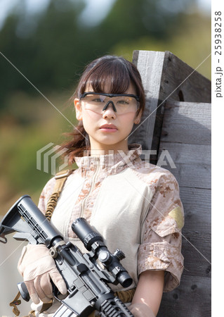 サバイバルゲーム ミリタリー 女性 イメージ 25938258