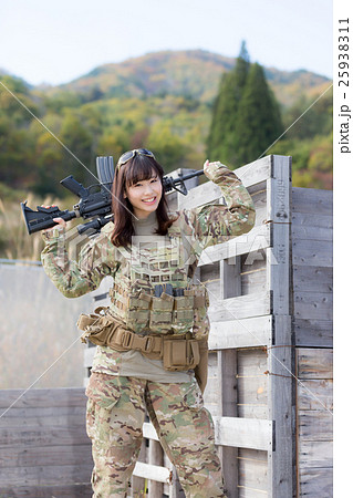 サバイバルゲーム ミリタリー 女性 イメージの写真素材