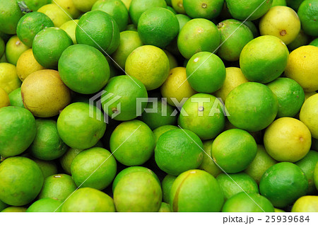 Fresh juicy limes Fresh juicy limes 25939684