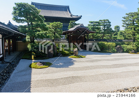 秋の建仁寺 25944166