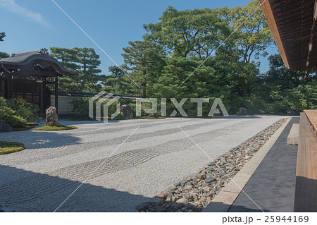 秋の建仁寺 25944169