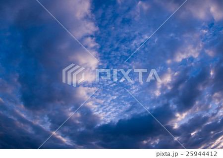 10月の朝の空と雲（レタッチでより青く3:2） 25944412