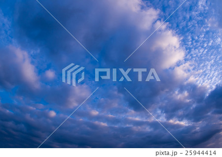 10月の朝の空と雲（レタッチでより青く3:2） 25944414