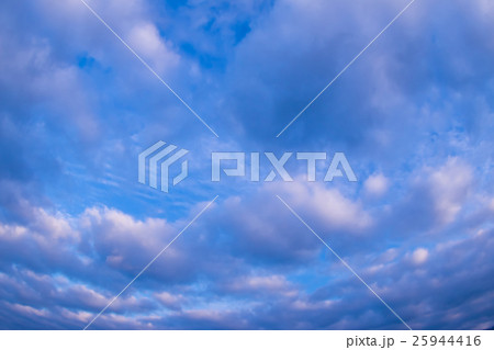10月の朝の空と雲（レタッチでより青く3:2） 25944416
