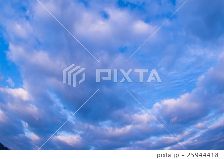 10月の朝の空と雲（レタッチでより青く3:2） 25944418