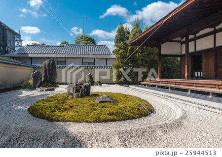 秋の大徳寺龍源院 25944513